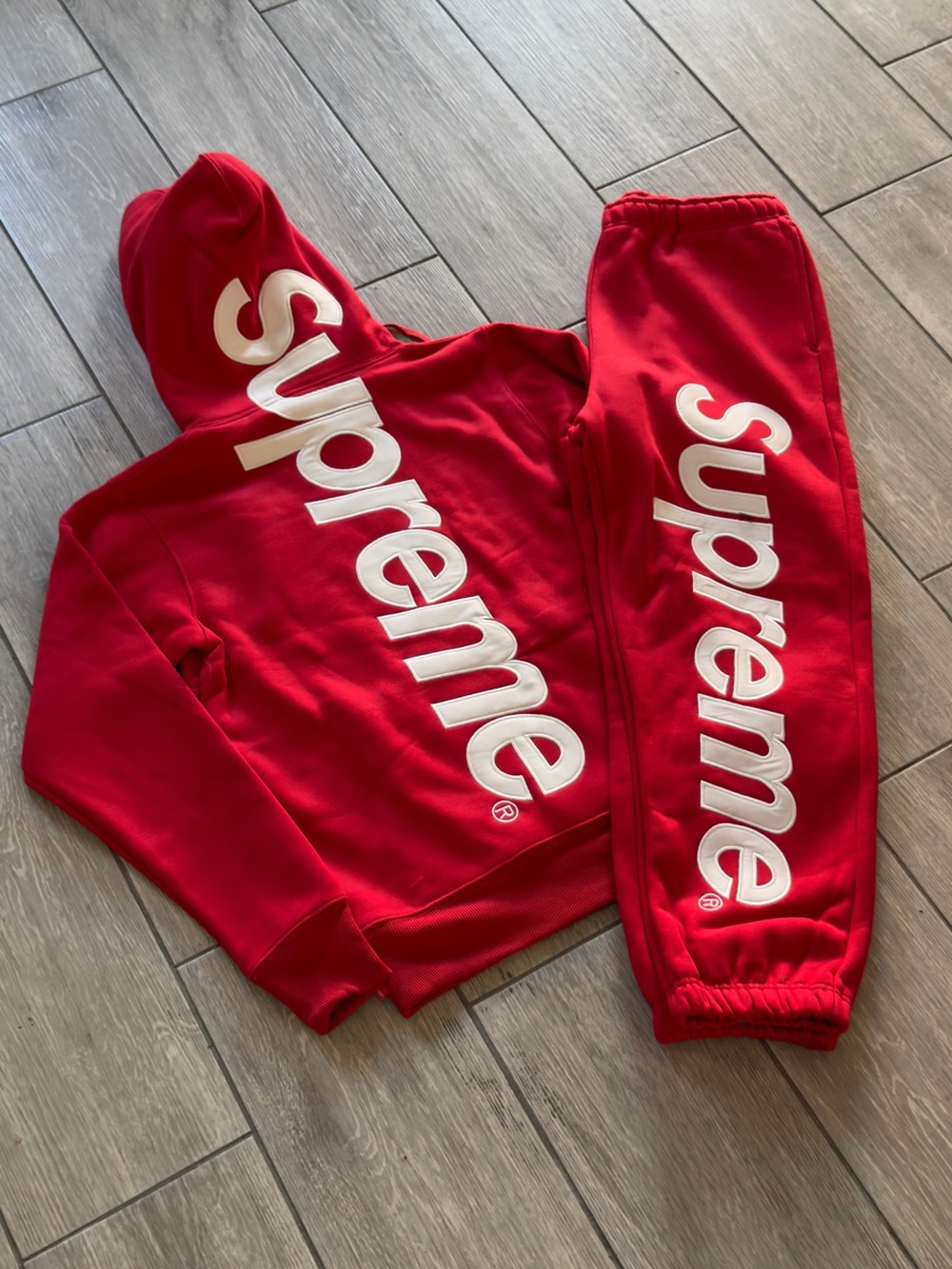 Appliqué Supreme Set Red
Colorway